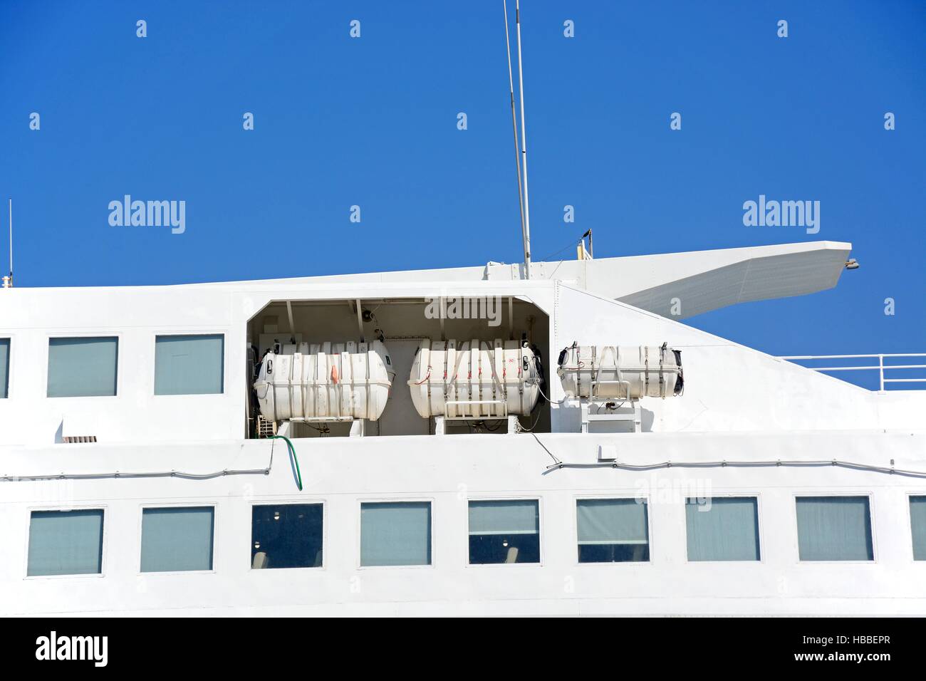 Nahaufnahme der Rettungsinsel Kapseln auf die Seajets Monohull high-Speed Passagierfähre, Rethymno, Kreta, Griechenland, Europa. Stockfoto