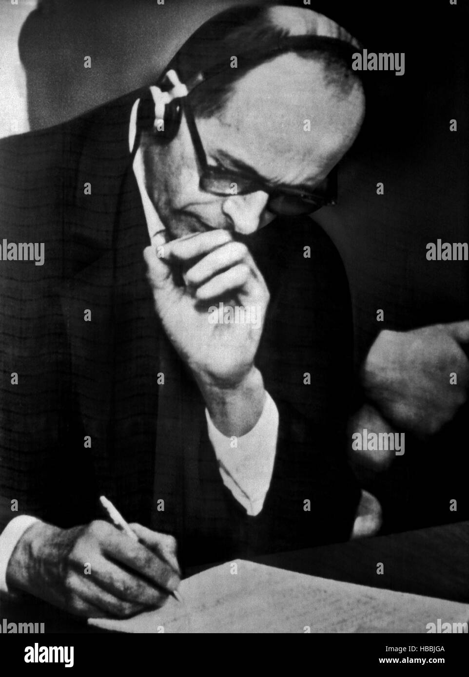Adolf Eichmann Notizen während einer Rede durch israelische Generalstaatsanwalt Gideon Hausner, wer Eichmanns Argumente angegriffen wurde Stockfoto