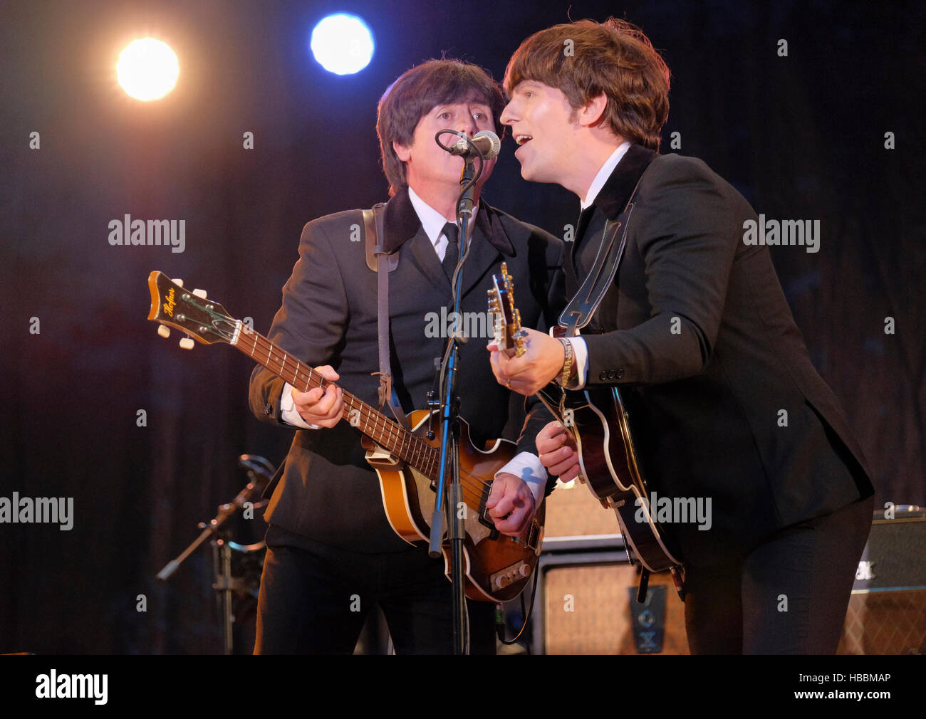 Steve White und Stephen Hill von The Bootleg Beatles erklingt in Fairports Cropredy Convention, Banbury, England, UK. 12. August 2016 Stockfoto