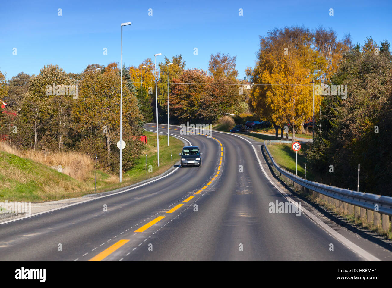 Auto geht der ländlichen Autobahn drehen in die Herbstsaison, norwegische Landschaft Stockfoto