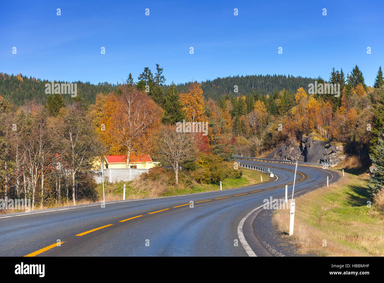Drehen des ländlichen Raums Autobahn in Herbstsaison, norwegische Landschaft Stockfoto