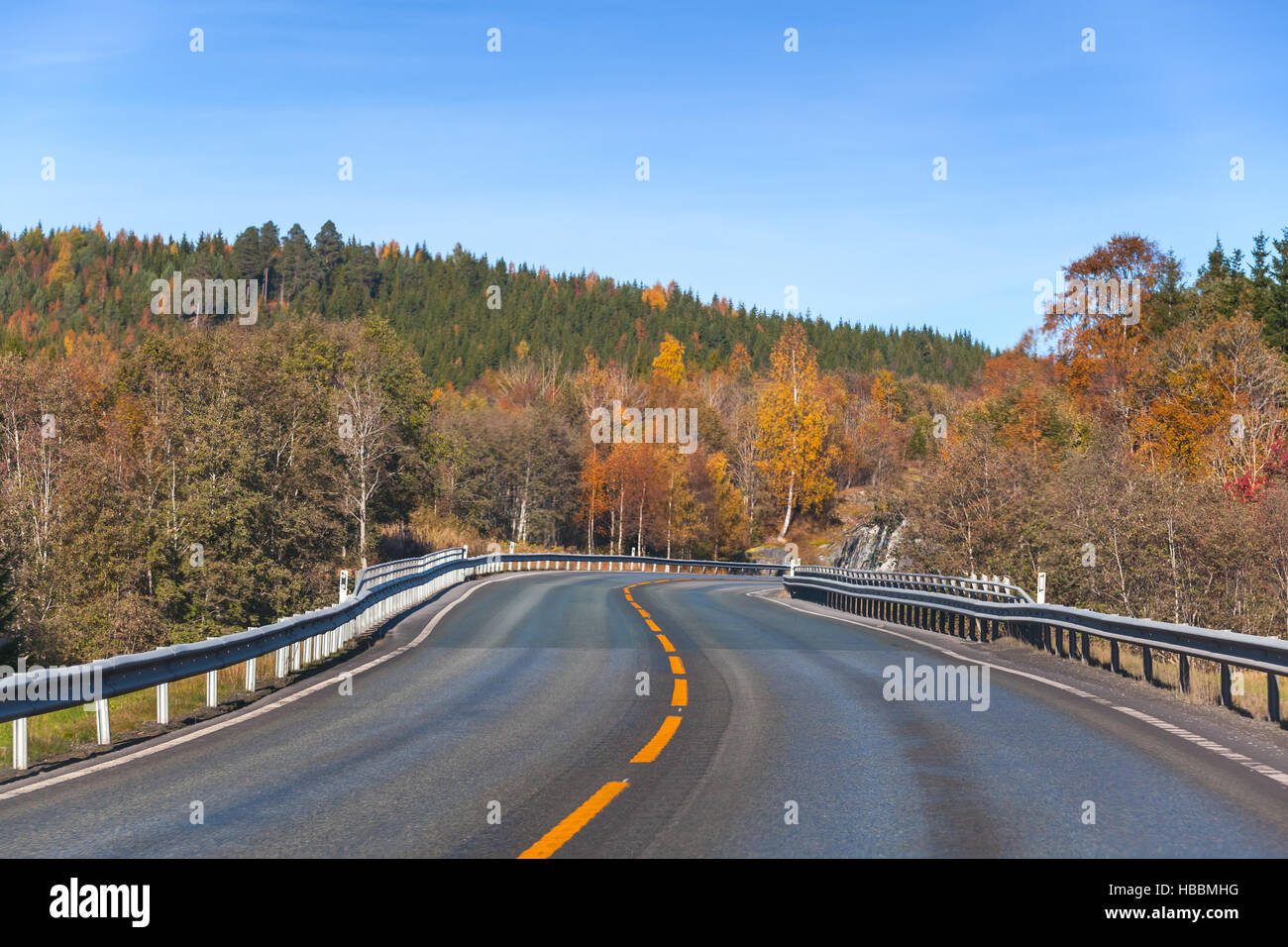 Drehen von ländlichen norwegischen Autobahn in Herbstsaison Stockfoto