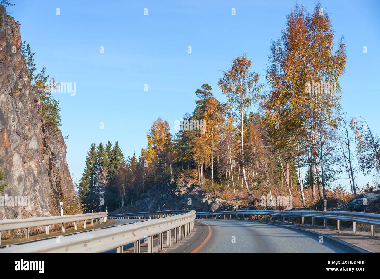 Norwegische Feldweg drehen geht in der Nähe von Felsen in Herbstsaison Stockfoto