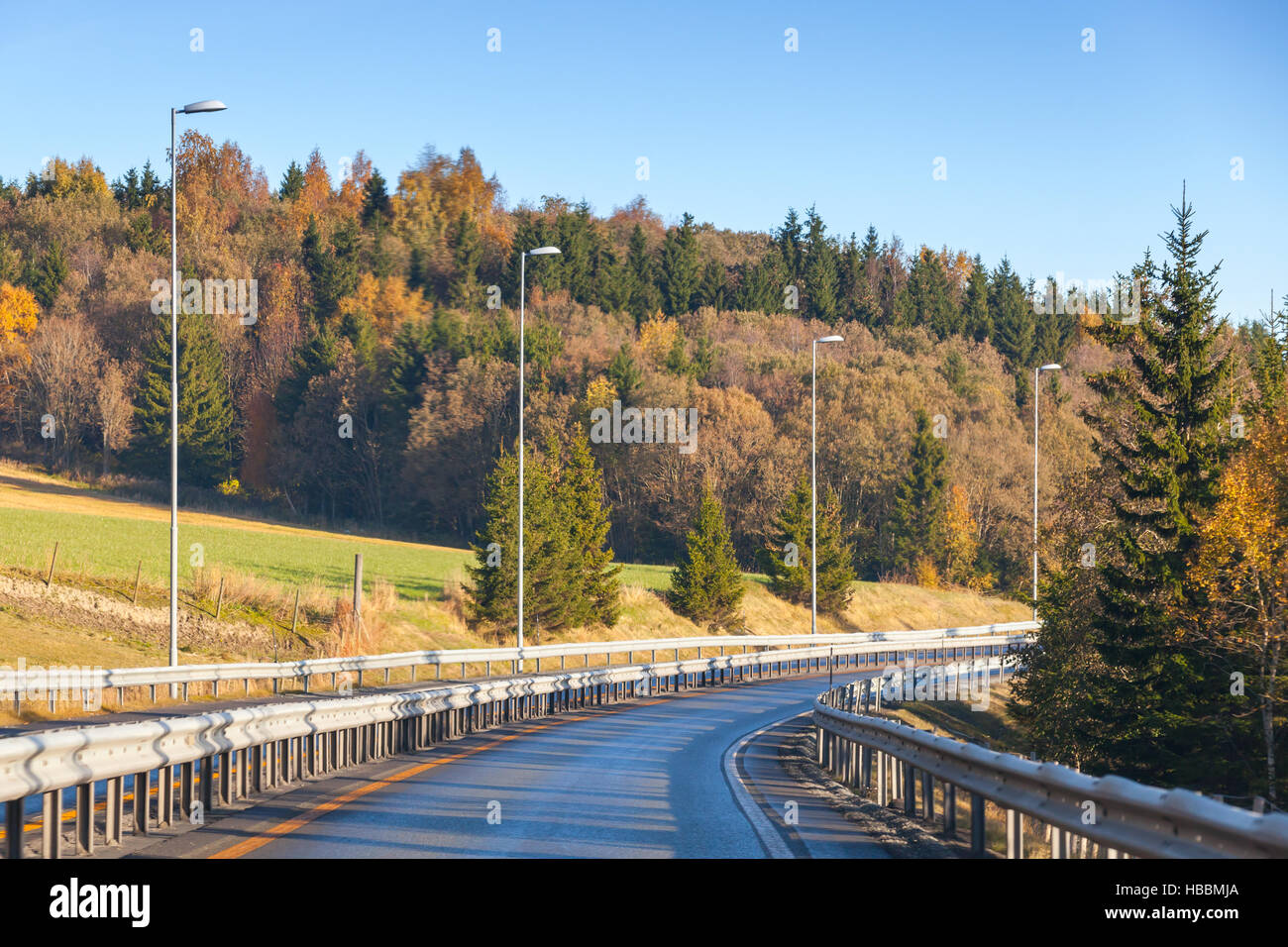 Drehen von norwegischen Landstraße in Herbstsaison Stockfoto