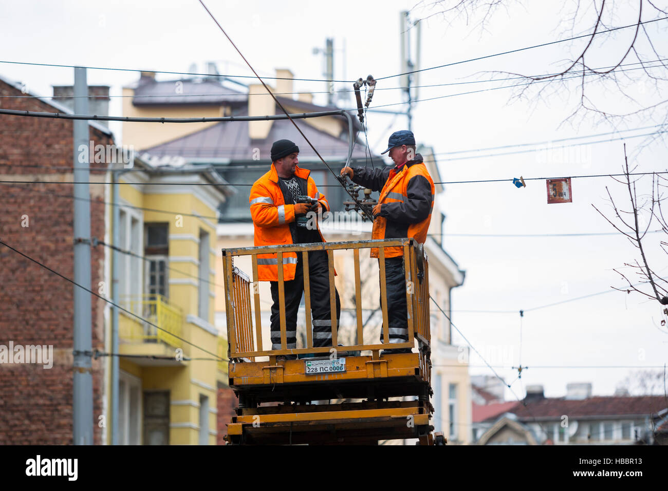 Sofia, Bulgarien - 28. November 2016: Arbeiter in Uniformen reparieren die Elektrokabel für die Straßenbahnen. Stockfoto