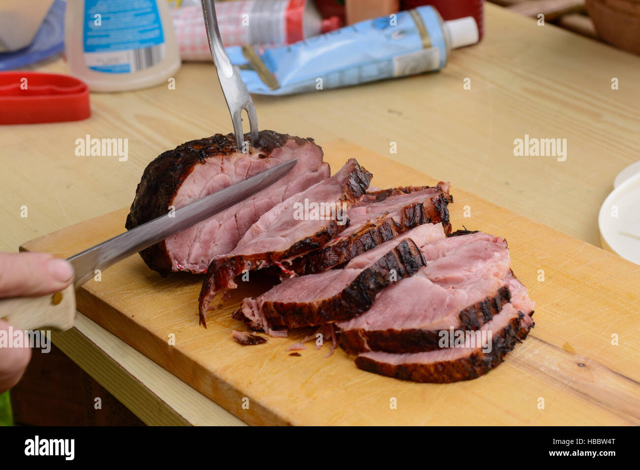 gegrilltes Fleisch ist in einzelne Scheiben schneiden. Stockfoto