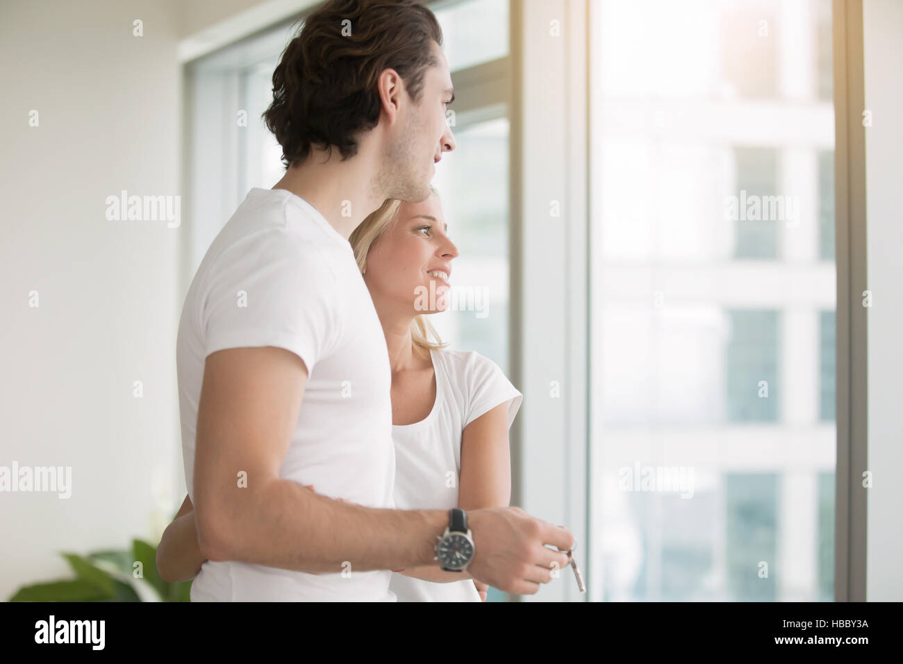 Junges Paar, in einer modernen Wohnung, Taste gedrückt halten Stockfoto