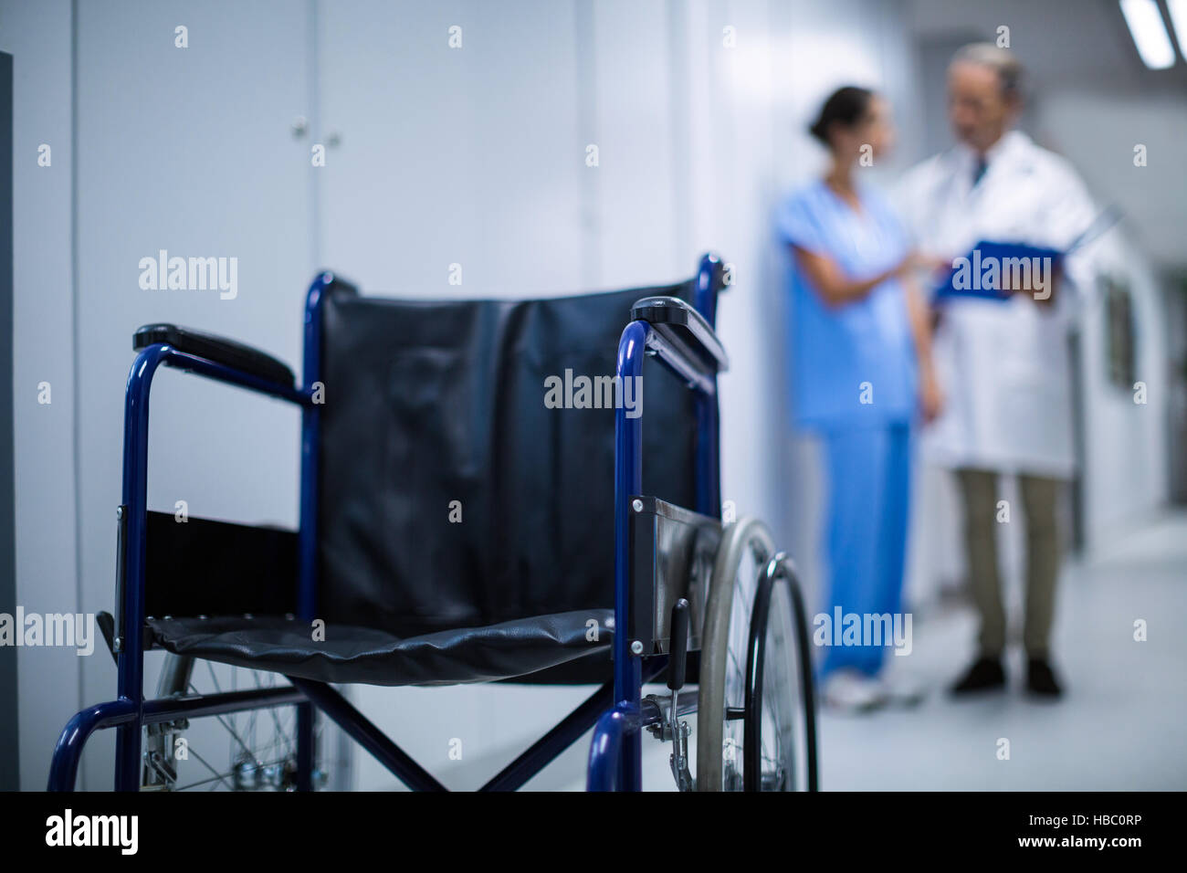 Rollstuhl im Krankenhausflur Stockfoto