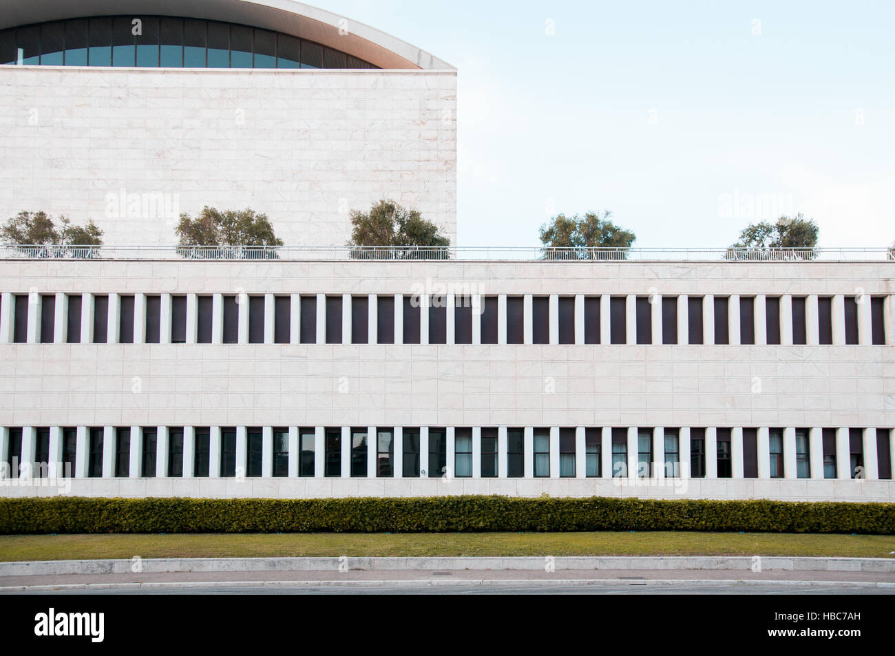 Vorderansicht des Palazzo dei Congressi in Rom, Italien Stockfoto