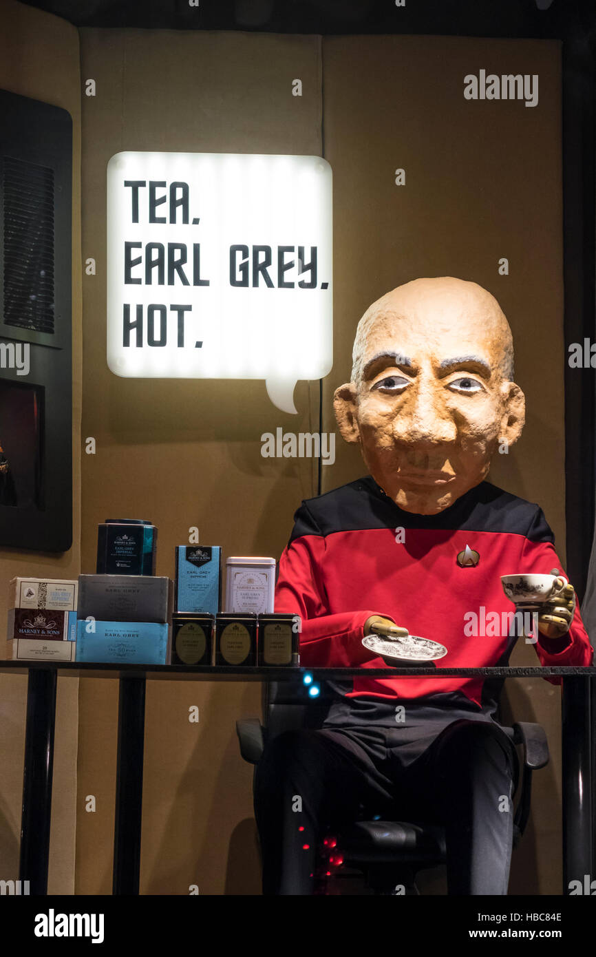 Captain Jean-Luc Picard Marionette im Fenster ein Earl Grey-Tee-shop Stockfoto