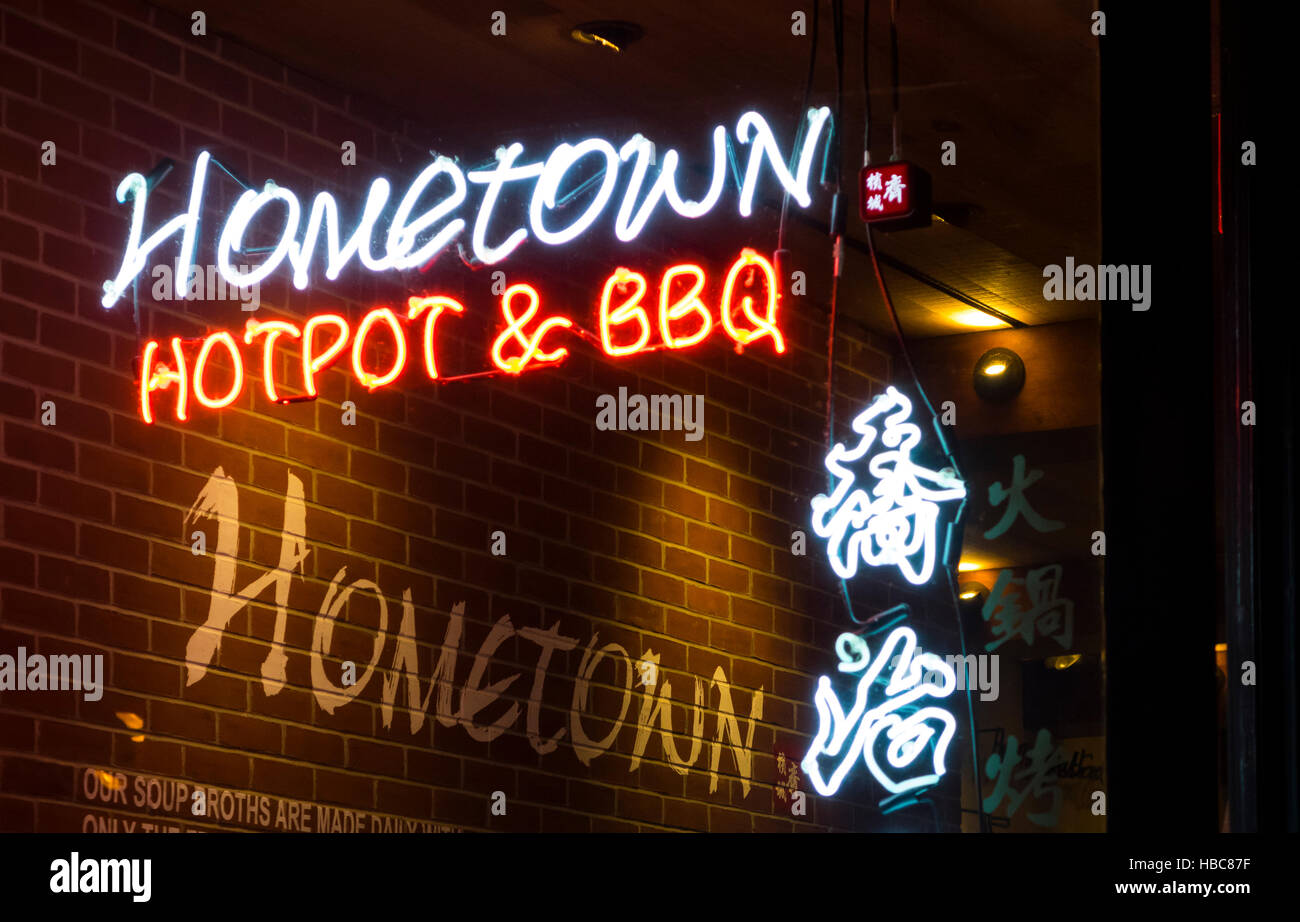 Neon-Schild im Fenster der Heimatstadt Hotpot & BBQ Stockfoto