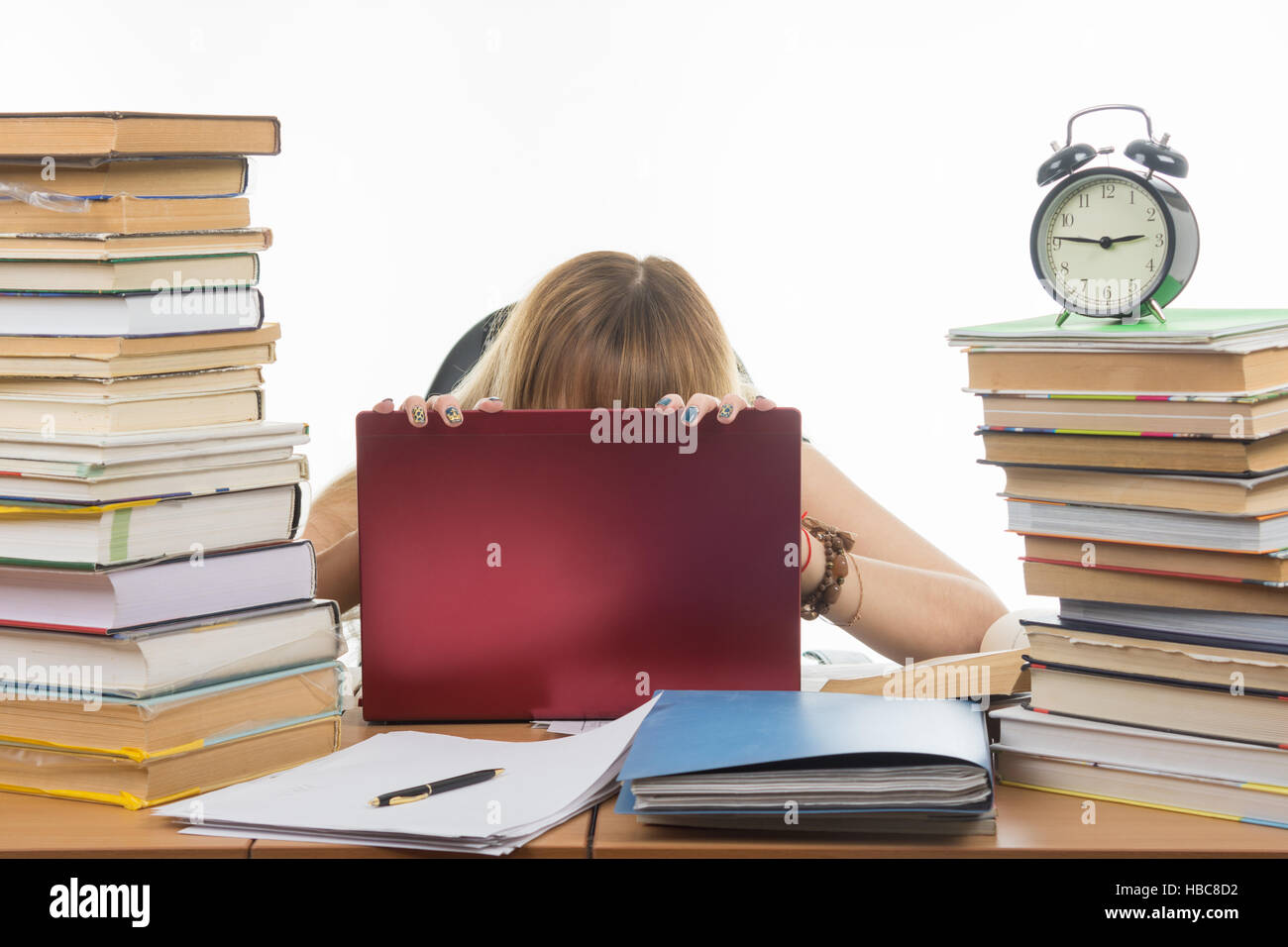 Student in Verzweiflung legte ihren Kopf auf laptop Stockfoto