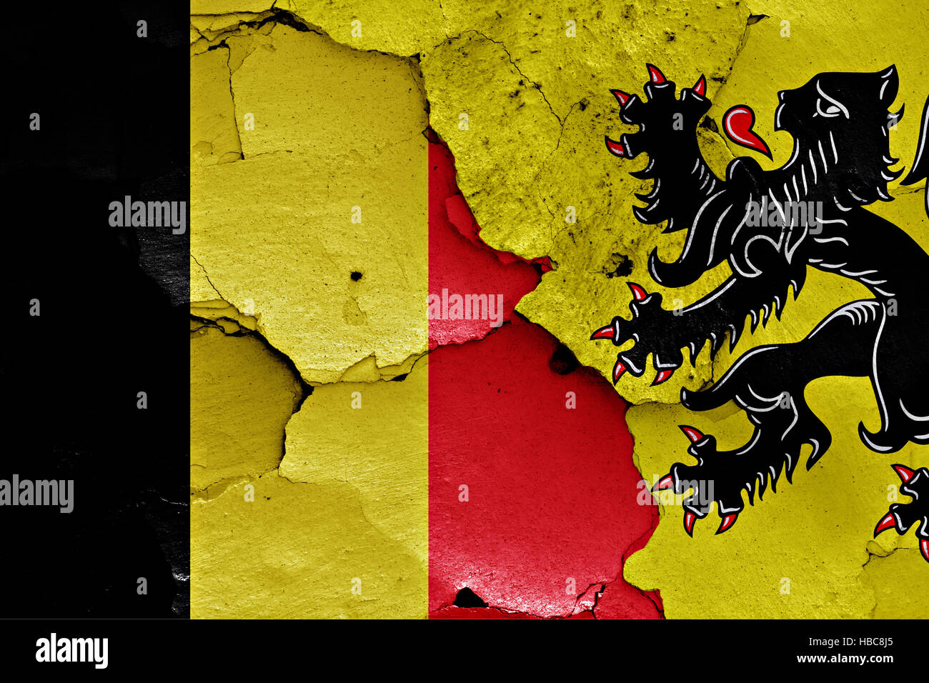 Flagge von Belgien und Flandern auf rissige Wand gemalt Stockfoto