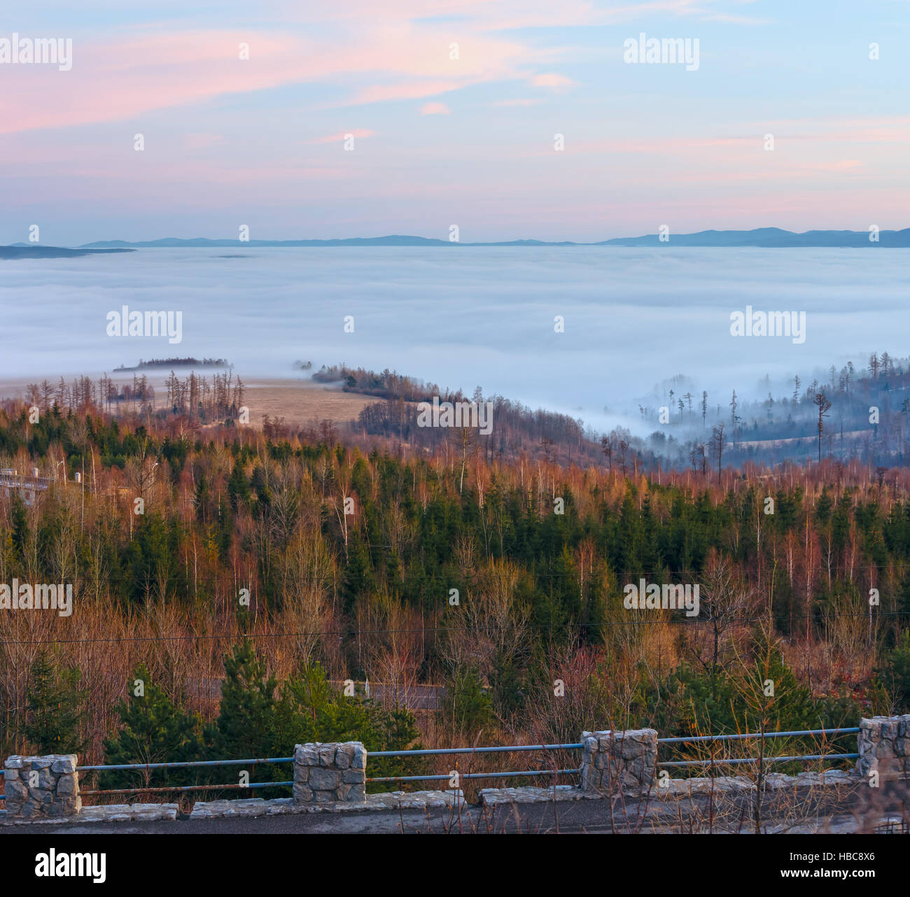 Schönen Sonnenuntergang Land trübe Aussicht. Stockfoto