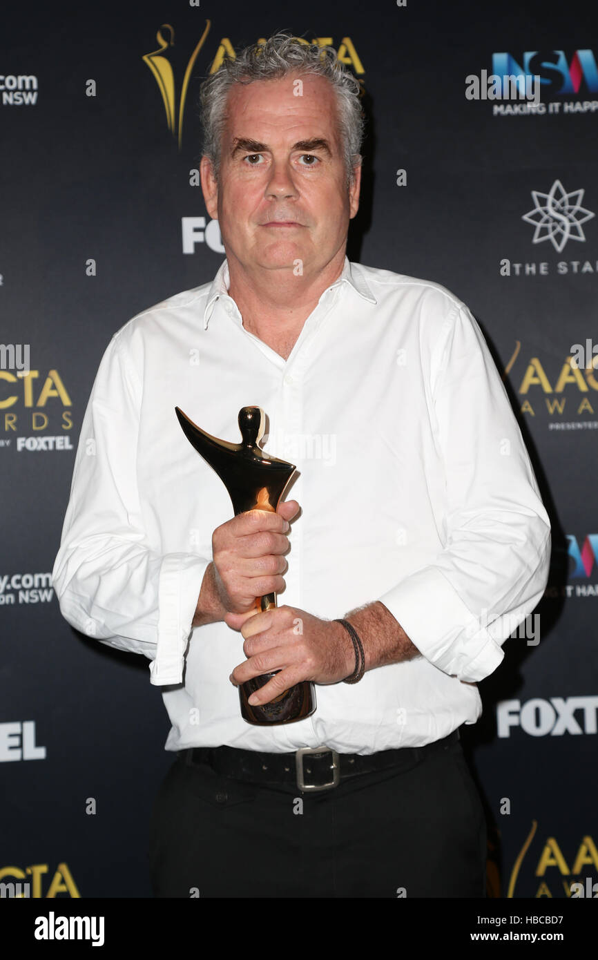 Sydney, Australien. 5. Dezember 2016. Im Bild: Sam Rickard stellt mit dem AACTA Award für Best Production Design in TV für Maria: The Making of einer Prinzessin. Die Preisträger stellten ihre Auszeichnungen im Medienraum am 6. AACTA (Australian Academy of Film and Television Arts) Awards Mittagessen bei The Star, Pyrmont, Bildschirm Exzellenz zu feiern. Kredit: Kredit: Richard Milnes/Alamy Live-Nachrichten Stockfoto