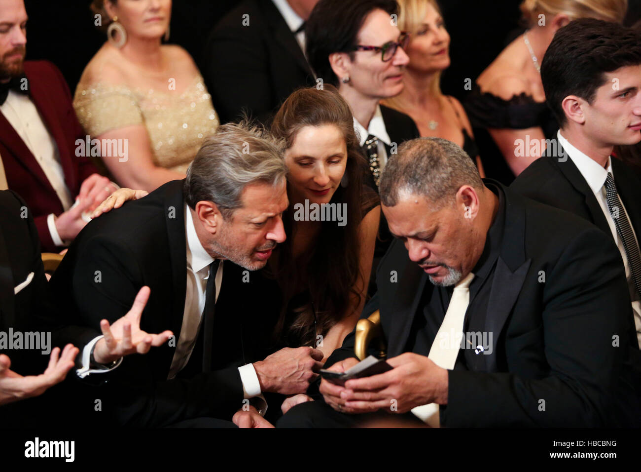 Washington DC, USA. 4. Dezember 2016. Schauspieler Jeff Goldblum (L), seine Frau Emily Goldblum und Schauspieler Laurence Fishbone, warten auf den Beginn eines Ereignisses für die 2016 Kennedy Center Honorees im East Room des weißen Hauses, 4. Dezember 2016. 2016-Preisträger sind: argentinische Pianistin Martha Argerich; Rock-Band the Eagles; Bildschirm und Bühne Schauspieler Al Pacino; Gospel und Blues-Sängerin Mavis Staples; und Musiker James Taylor. Bildnachweis: Aude Guerrucci/Pool über CNP MediaPunch Credit: MediaPunch Inc/Alamy Live-Nachrichten Stockfoto