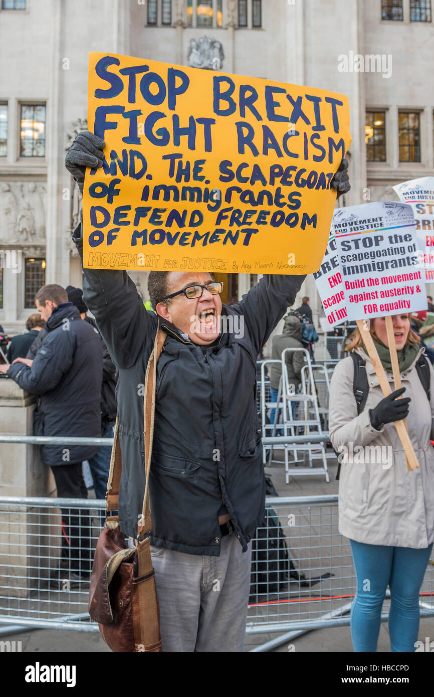 London, UK. 5. Dezember 2016. Aktivisten aus der Bewegung für Gerechtigkeit bleiben - der oberste Gerichtshof beginnt die Anhörung über den Fall für die Regierung die Regalien Trigger Artikel 50 des Lissabon-Vertrags um Rückzug des Vereinigten Königreichs aus der EU zu starten. Gegen die Regierung sind Gina Millar und ihr Team von Charlie Mullins von Pimlico Klempner gesichert. Sie glauben, dass solche Kräfte sollen nicht verwendet werden, wohin sie wollten "vereiteln oder erheblich untergraben" Gesetze des Parlaments. Bildnachweis: Guy Bell/Alamy Live-Nachrichten Stockfoto