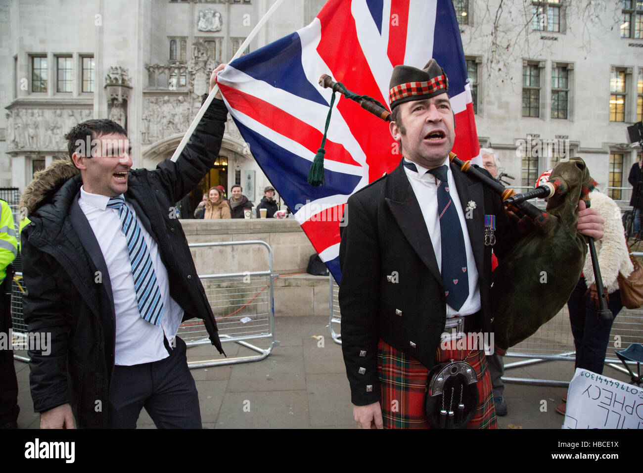 London, UK. 5. Dezember 2016. Pro-Urlaub-Fans tragen Union Fahnen, wie sie stehen vor dem obersten Gericht vor dem ersten Tag eine Anhörung in ob die Zustimmung des Parlaments erforderlich ist, bevor der Brexit-Prozess beginnen kann. Bildnachweis: Thabo Jaiyesimi/Alamy Live-Nachrichten Stockfoto