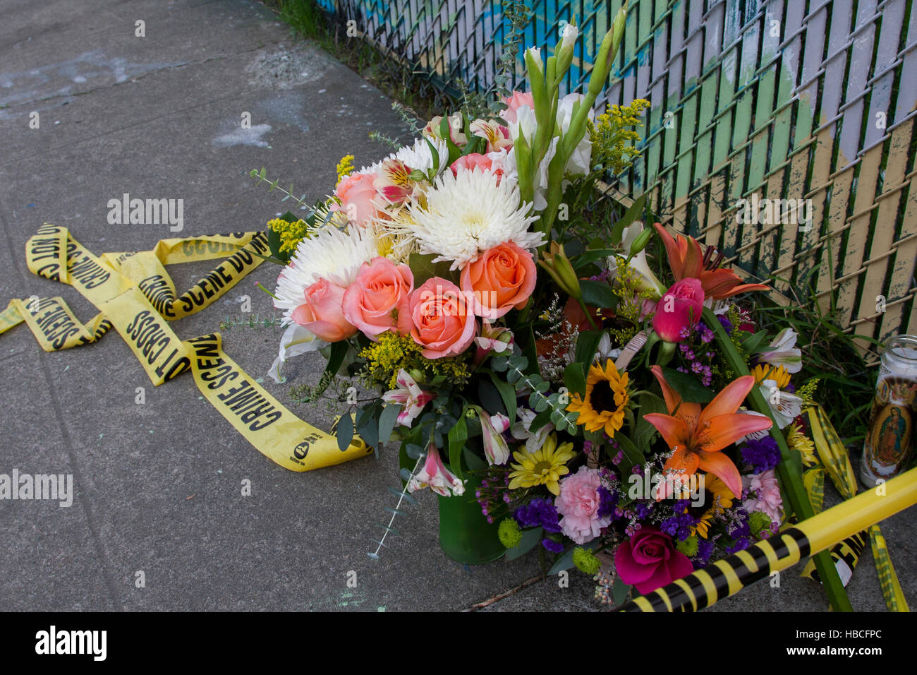 Oakland, Kalifornien, USA. 5. Dezember 2016.  Oakland, Kalifornien - Leute haben Erinnerungsstücke, Blumen, verlassen worden und Schilder entlang des Umfangs der Szene von The Ghostship Lager Feuer. Bildnachweis: Kimberly Kradel/Alamy Live-Nachrichten Stockfoto