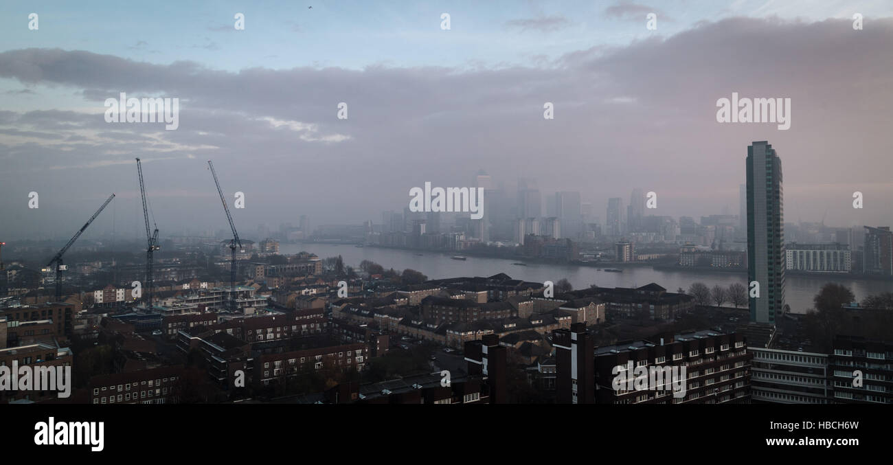 London, UK. 6. Dezember 2016. UK-Wetter: Morgennebel über Canary Wharf Business Park Gebäude Credit: Guy Corbishley/Alamy Live News Stockfoto