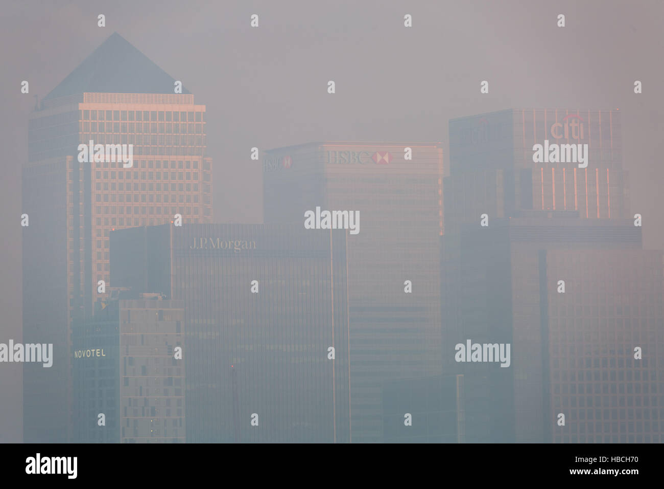 London, UK. 6. Dezember 2016. UK-Wetter: Morgennebel über Canary Wharf Business Park Gebäude Credit: Guy Corbishley/Alamy Live News Stockfoto