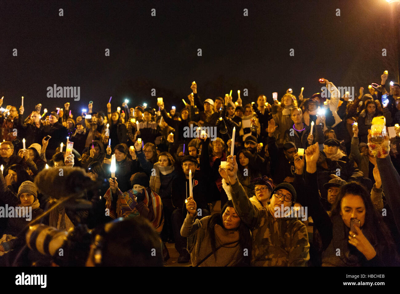 Oakland, USA. 5. Dezember 2016. Menschen zu erhöhen Kerzen in einem Moment der Stille am eine Mahnwache für die Opfer des Ghost Ship Lager Feuers. Bildnachweis: John Orvis/Alamy Live-Nachrichten Stockfoto
