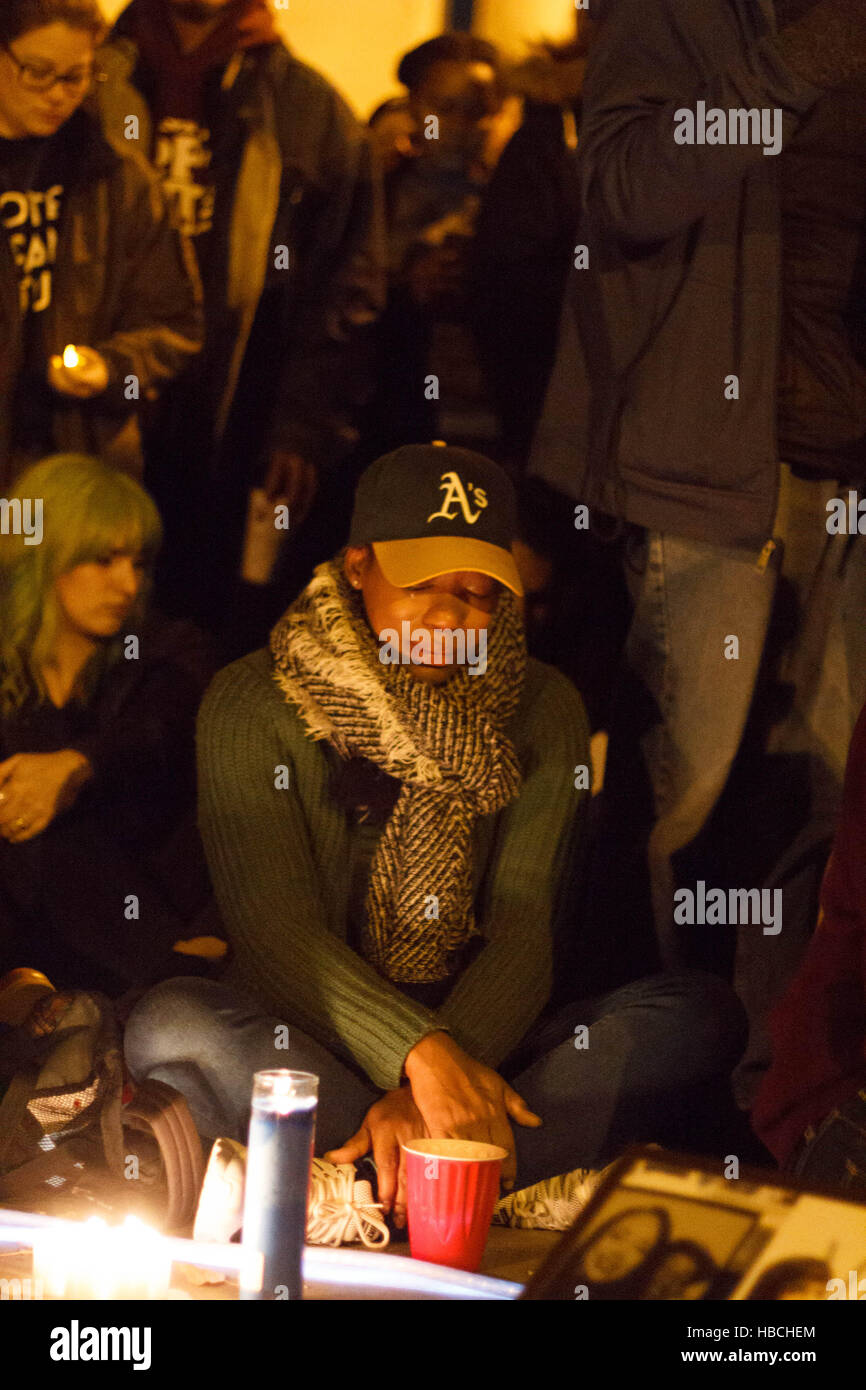 Oakland, USA. 5. Dezember 2016. Überwinden Sie mit Emotionen während einer Mahnwache für die Opfer des Ghost Ship Lager Feuers in Oakland, CA. Credit: John Orvis/Alamy Live News Stockfoto