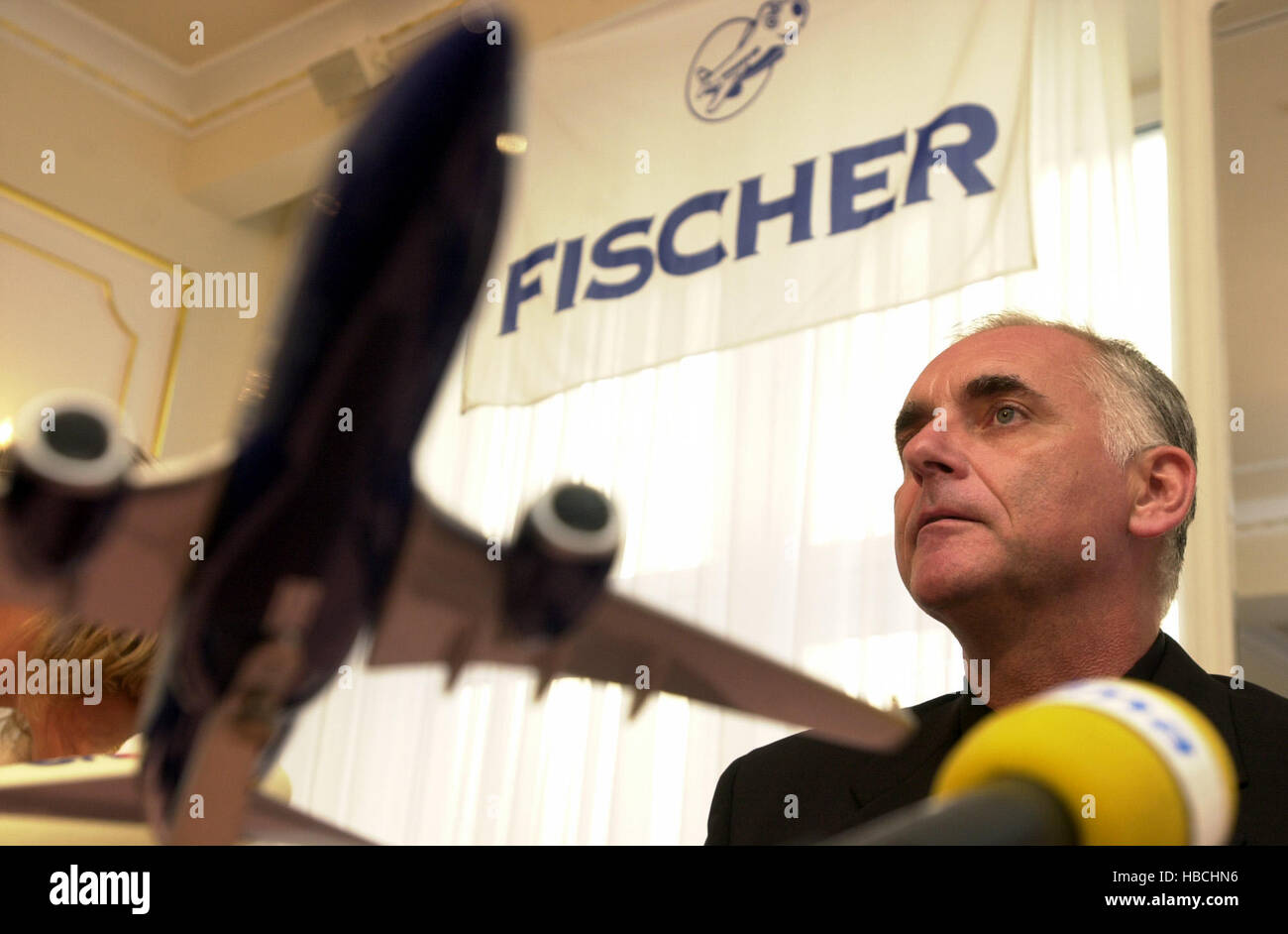 Datei Foto vom 3. August 2003 *** deutsches Unternehmen Aircraftleasing Meier Und Fischer (AMF), in denen Unternehmer Vaclav Fischer eine Mehrheitsbeteiligung hält, hat internationale Schiedsverfahren gegen die Tschechische Republik, in dem er Kc3.1bn verlangt, ins Leben gerufen ($125.2 m). Der Betrag ist für zwei Flugzeuge Boeing 737 11 Jahren im Konkursverfahren für Fischers Vermögenswerte beschlagnahmt. (CTK Foto/Rene Volfik) Stockfoto Datei Foto vom 3. August 2003 *** deutsches Unternehmen Aircraftleasing Meier Und Fischer (AMF), in denen Unternehmer Vaclav Fischer eine Mehrheitsbeteiligung hält, hat internationale Schiedsverfahren gegen die Tschechische Republik, in dem er Kc3.1bn verlangt, ins Leben gerufen ($125.2 m). Der Betrag ist für zwei Flugzeuge Boeing 737 11 Jahren im Konkursverfahren für Fischers Vermögenswerte beschlagnahmt. (CTK Foto/Rene Volfik) Stockfoto