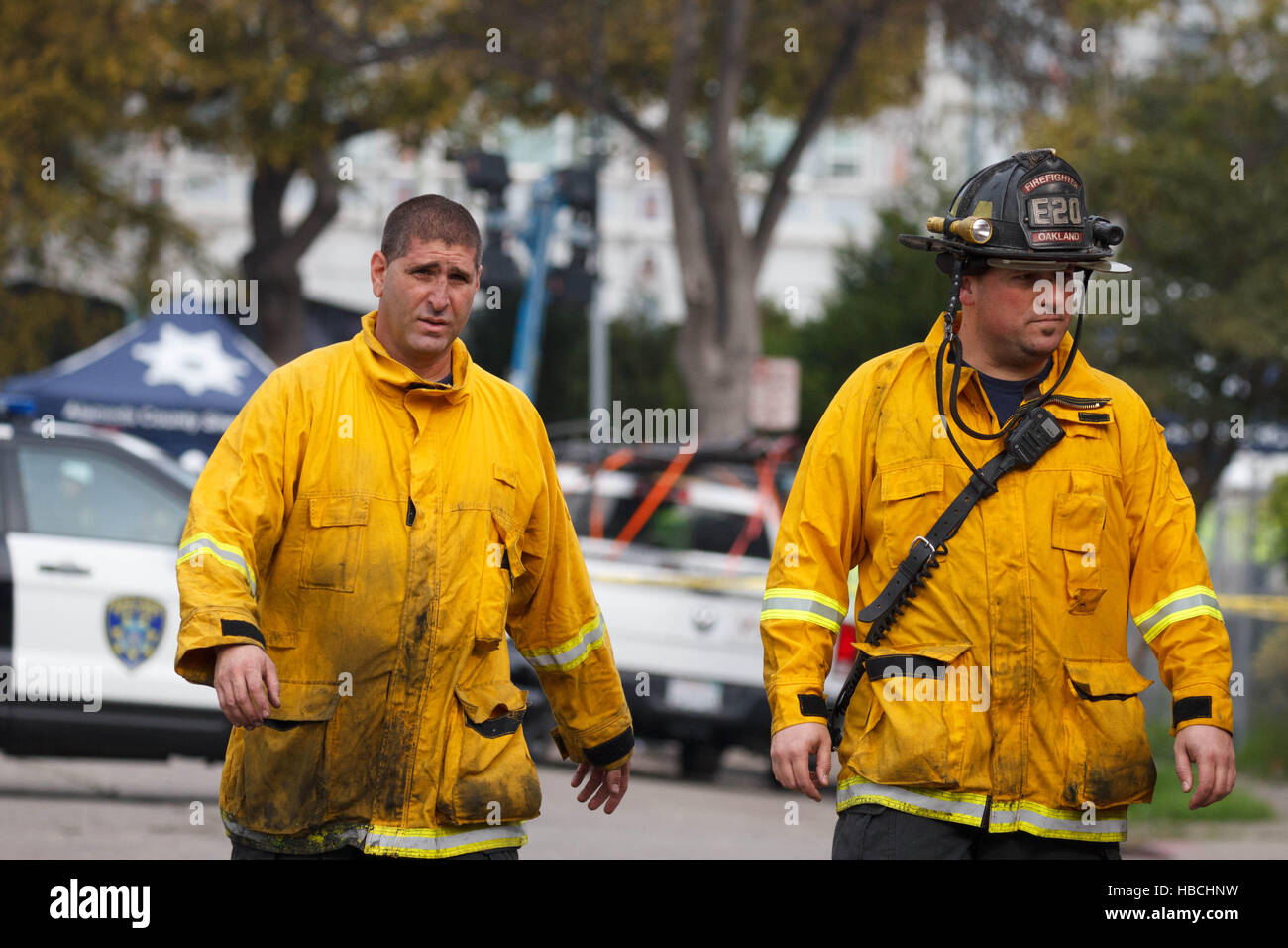 Oakland, USA. 5. Dezember 2016. Feuerwehrleute gehen aus Ghost Ship Künstlerkollektiv, wo bisher 36 Leichen geborgen wurden. Bildnachweis: John Orvis/Alamy Live-Nachrichten Stockfoto
