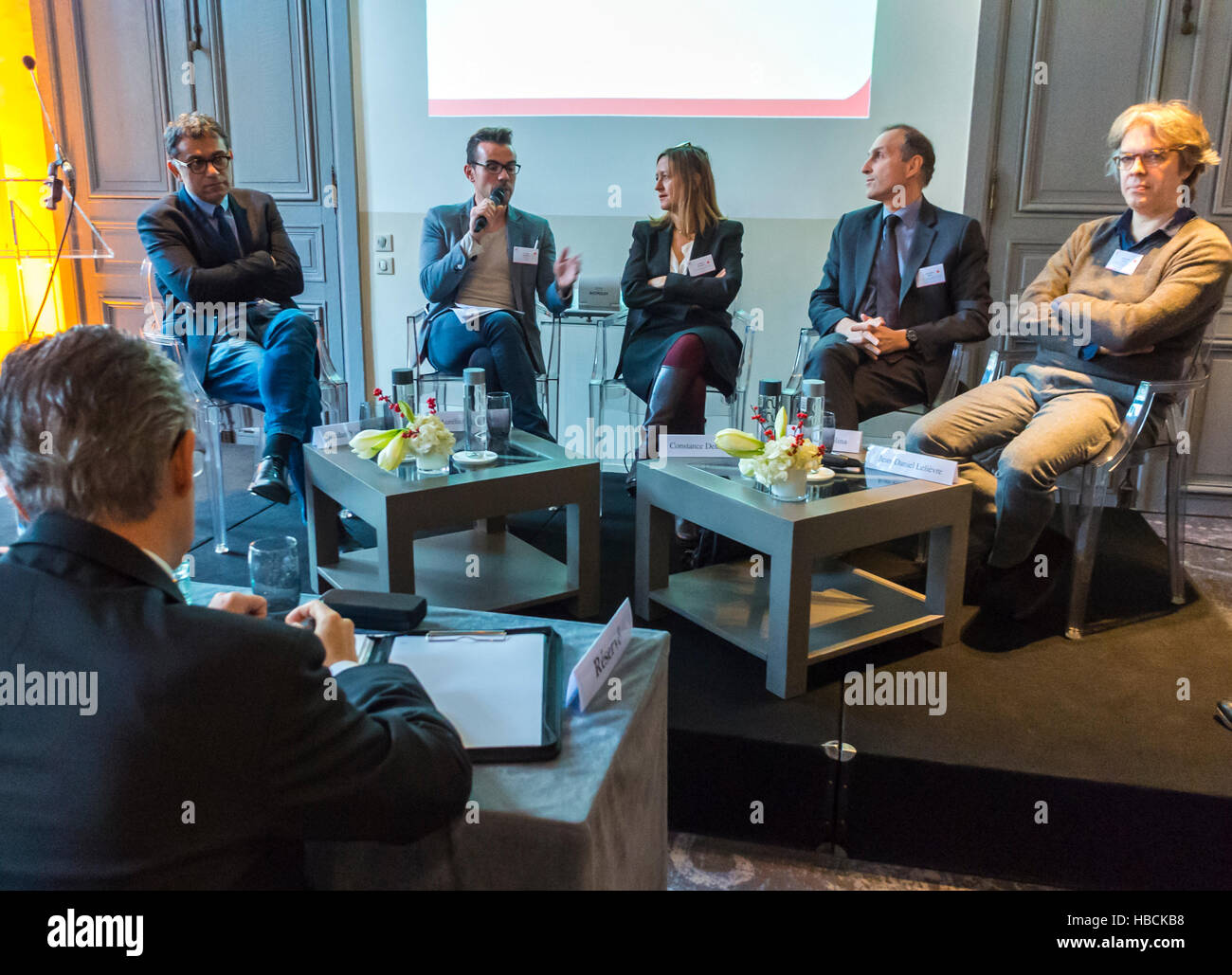 Paris, Frankreich, Wissenschaftlergremium, Redner, Franzosen in Aids HIV-Konferenz, "Vers une France Sans Sida", Aurelien Beaucamp (AIDES) Jean-Michel Molina, Yazdan Yazdanpanah, contre le Sida, séminaire france, Konferenzraum Stockfoto