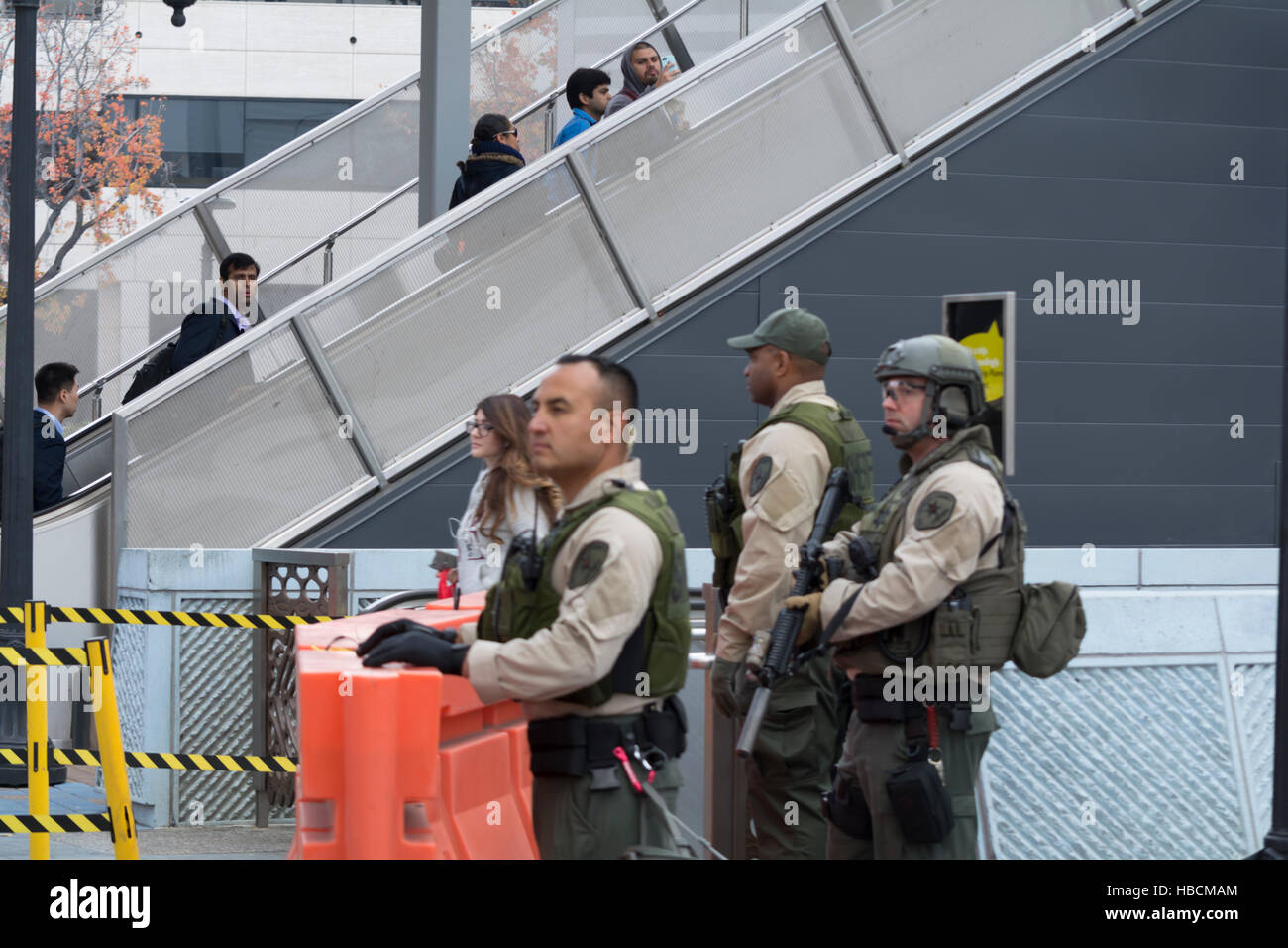 Los Angeles, USA. 6. Dezember 2016. Los Angeles Sheriff erhöht Sicherheit, nachdem eine Bedrohung zu sprengen, Universal City U-Bahn-Station in hieß. Bildnachweis: Chester Brown/Alamy Live-Nachrichten Stockfoto