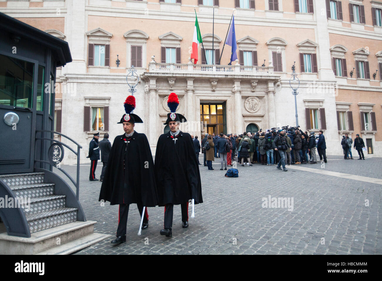 Rom, Italien. 6. Dezember 2016. Zwei italienische Carabinieri Fuß Vergangenheit ein Flashmob führen durch Matteo Salvini, Leiter der italienischen Lega Nord, außerhalb Palazzo Montecitorio in Rom, Italien. Bildnachweis: Sara De Marco/Alamy Live-Nachrichten Stockfoto