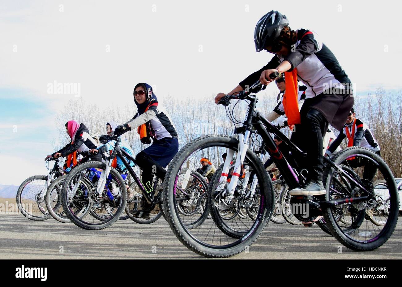 Bamiyan, Afghanistan. 6. Dezember 2016. Mädchen und jungen pedal Fahrrad während einer Kampagne gegen Anti-Frauen-Gewalt in der Stadt Bamiyan, Afghanistan, 6. Dezember 2016. Über drei Dutzend Jugendliche, darunter mehr als ein Dutzend Mädchen besuchte die Kampagne zur Wahrnehmung der Rechte der Frauen zu verbessern und die Gewalt gegen Frauen in der konservativen Gesellschaft. © Jawid Omid/Xinhua/Alamy Live-Nachrichten Stockfoto