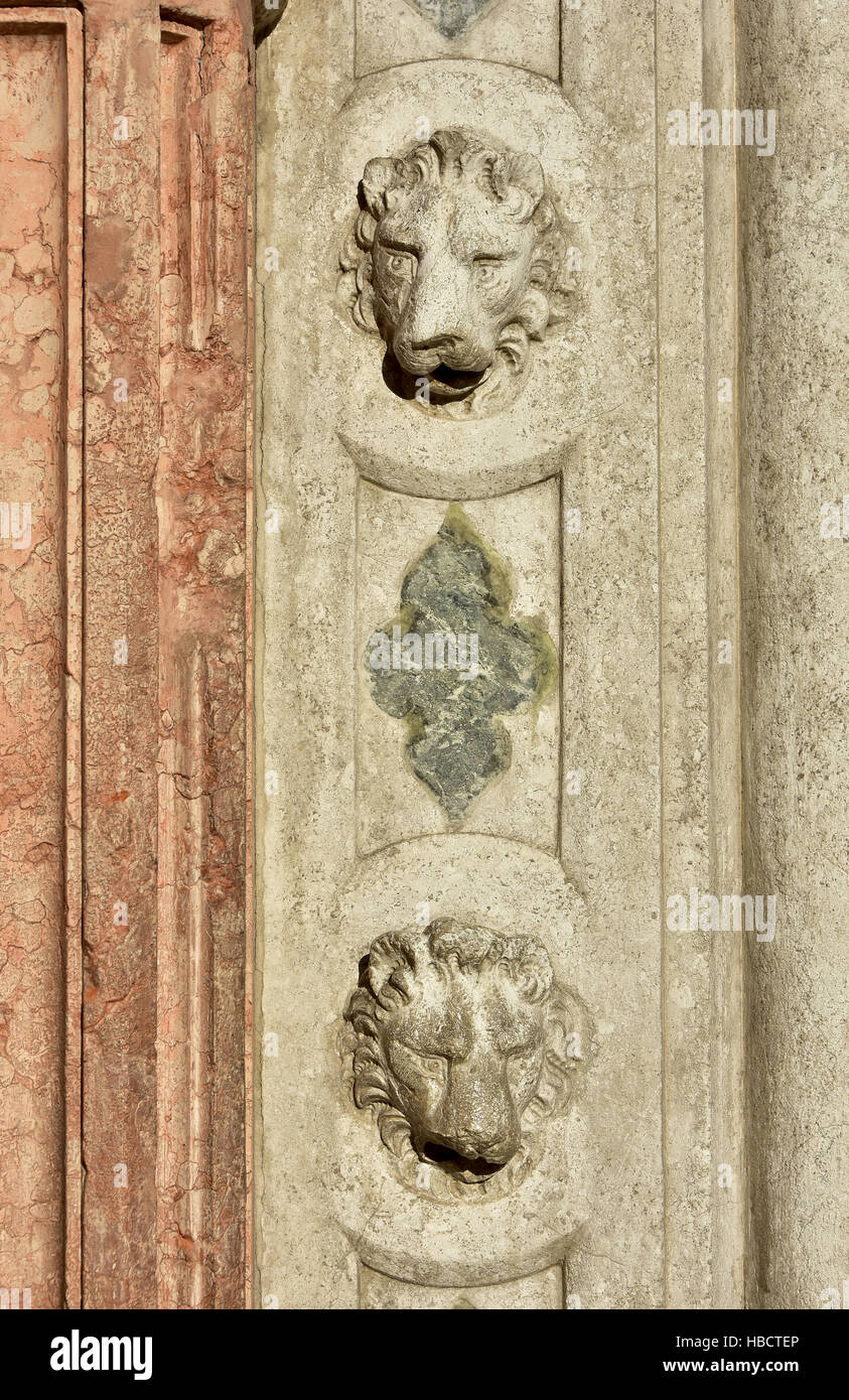 Zwei Venedig Löwenköpfen aus alten gotischen Portal in Saint Markusplatz Stockfoto