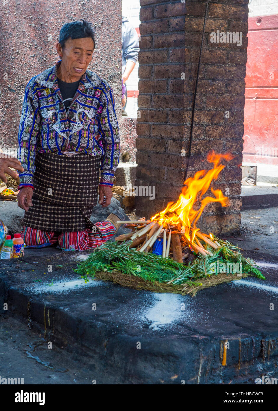 Guatemaltekische Mann nehmen Teil in einer traditionellen Maya-Zeremonie in Chichicastenango, Guatemala Stockfoto