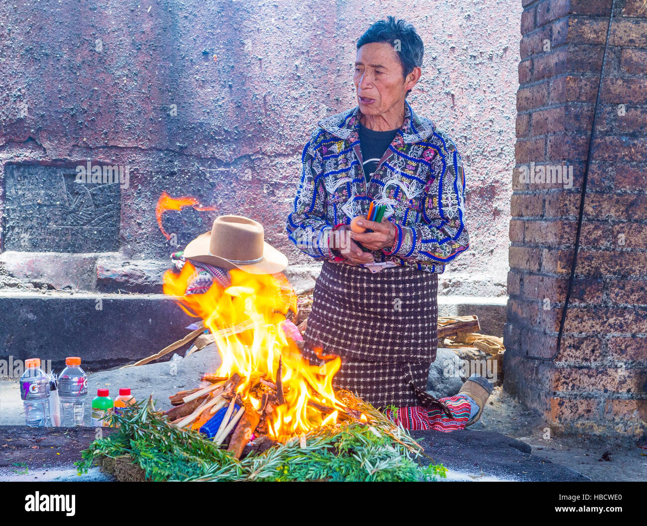 Guatemaltekische Mann nehmen Teil in einer traditionellen Maya-Zeremonie in Chichicastenango, Guatemala Stockfoto