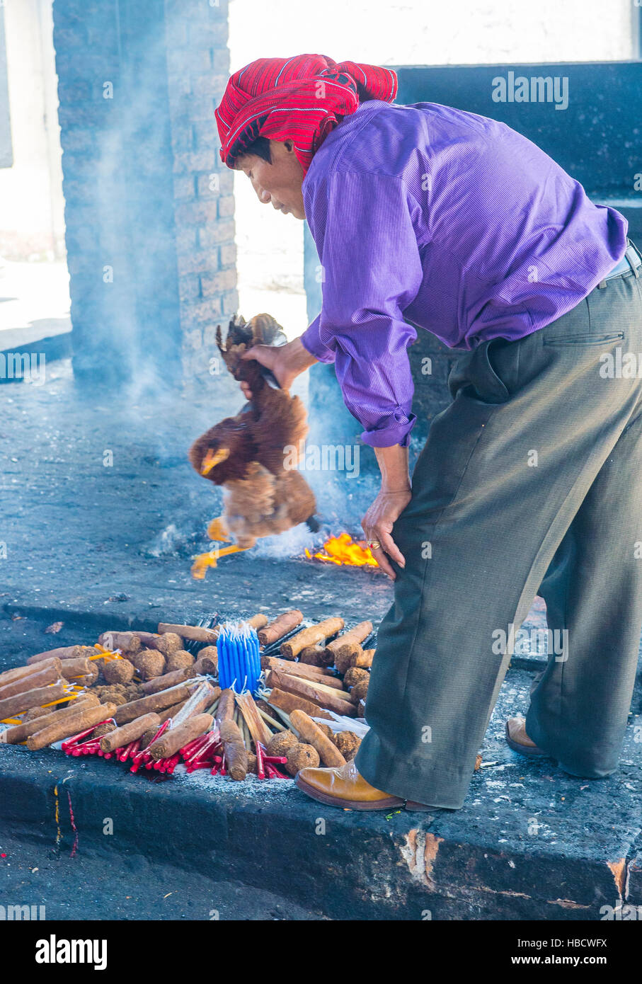 Guatemaltekische Mann nehmen Teil in einer traditionellen Maya-Zeremonie in Chichicastenango, Guatemala Stockfoto