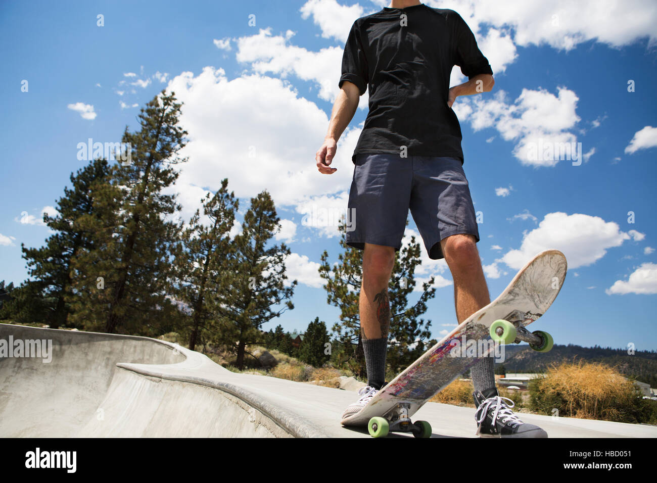Hals abwärts Blick auf junge männliche Skateboarder im Skatepark, Mammoth Lakes, Kalifornien, USA Stockfoto