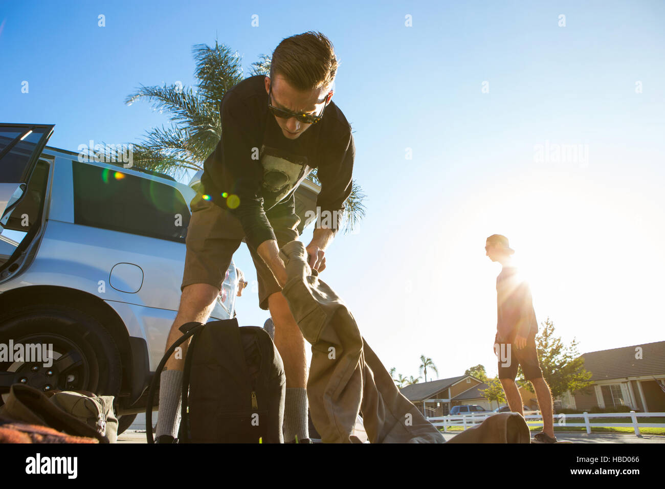 Junger Mann bereitet Rucksack für Reise, Mammoth Lakes, Kalifornien, USA Stockfoto