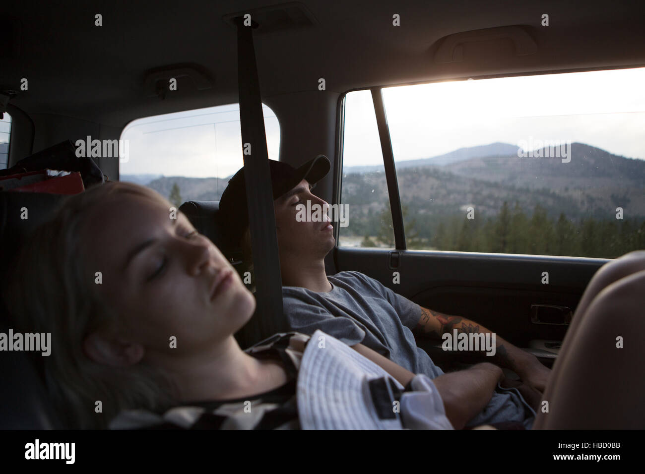 Junge Frau und Frau schlafend im Auto, Mammoth Lakes, Kalifornien, USA Stockfoto