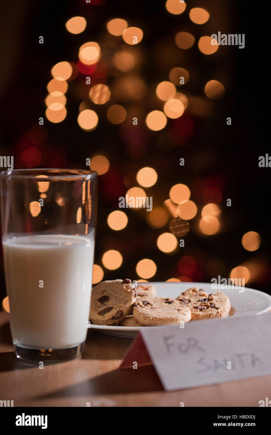 Glas Milch und Teller Kekse für den Weihnachtsmann Stockfoto