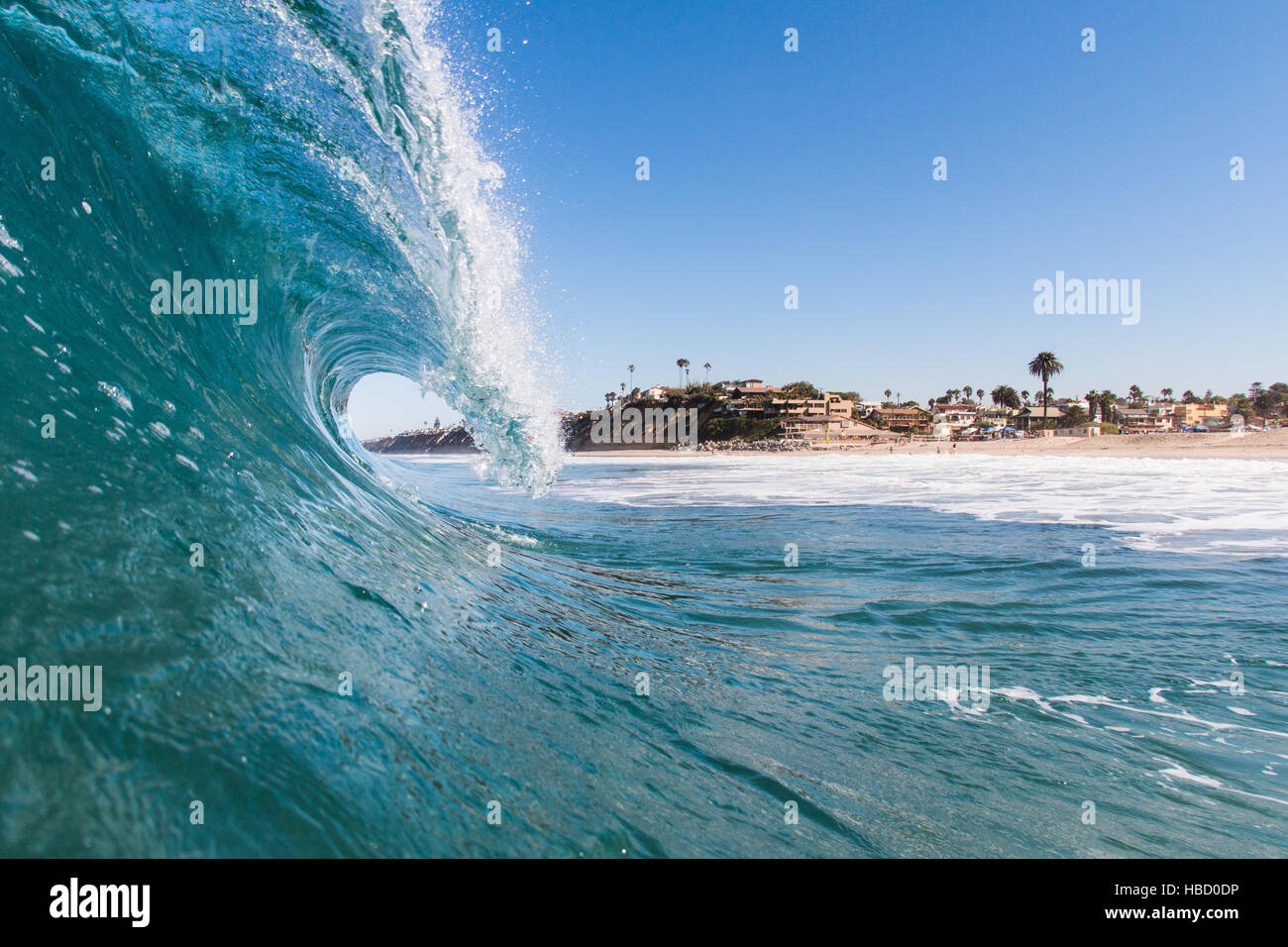 Blick durch den Kamm der Welle, Encinitas, Kalifornien, USA Stockfoto