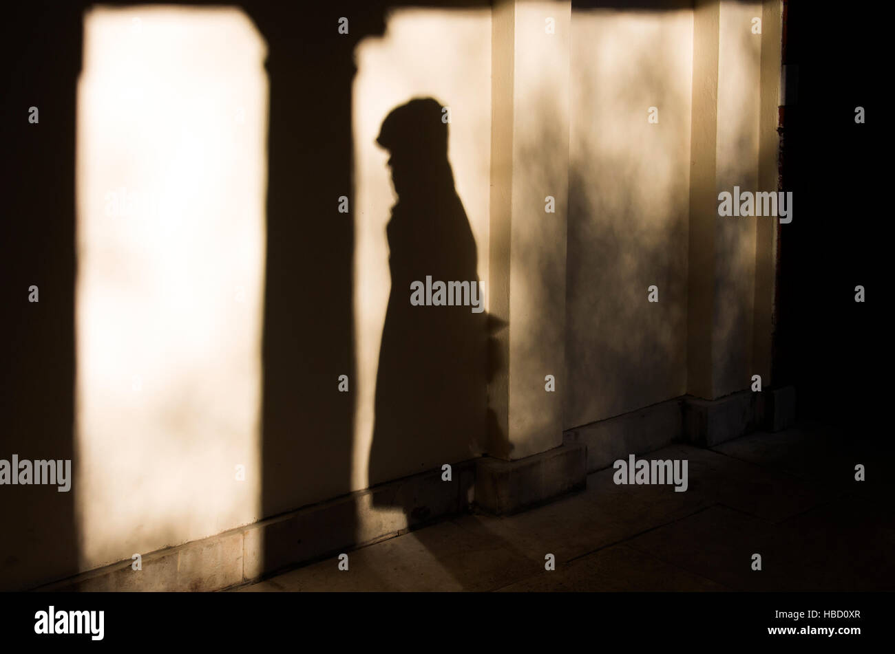 Schatten eines Mannes an einer Wand Stockfoto