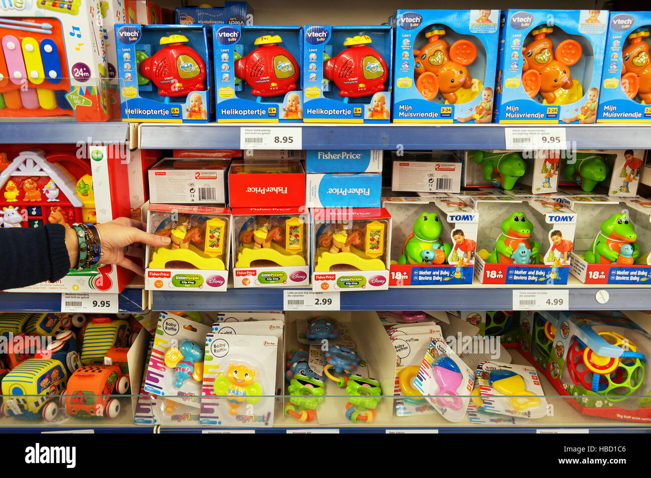Spielzeug von verschiedenen Marken in einem Spielzeugladen. Stockfoto