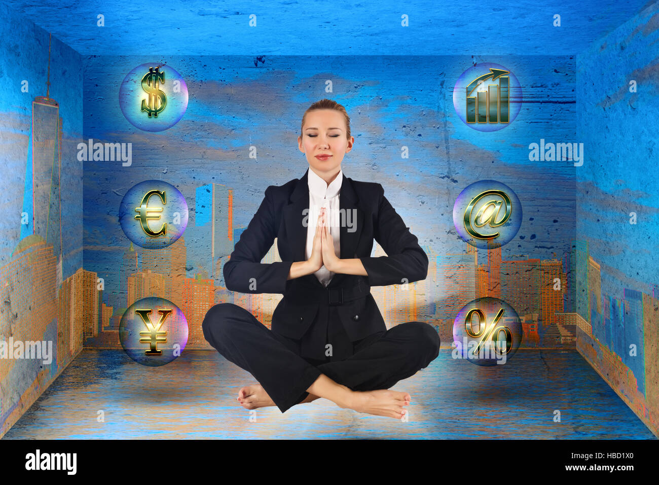 Die Geschäftsfrau meditieren im Feld Stockfoto