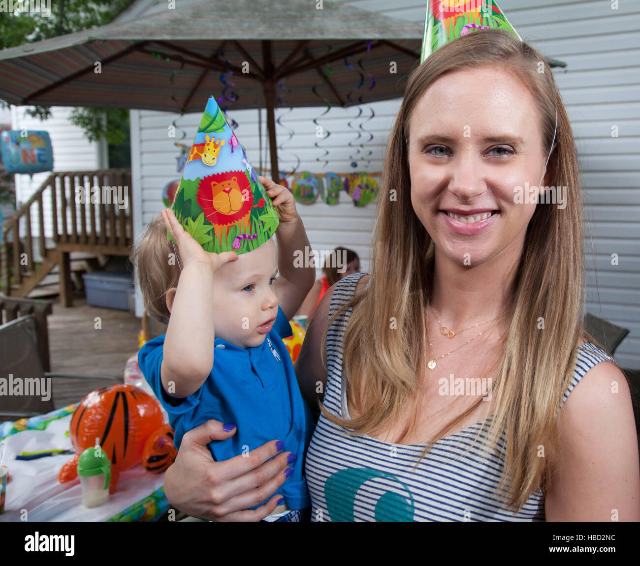 Kaukasische junge feiert seinen 1. Geburtstag mit seiner Mutter draußen im Sommer Stockfoto