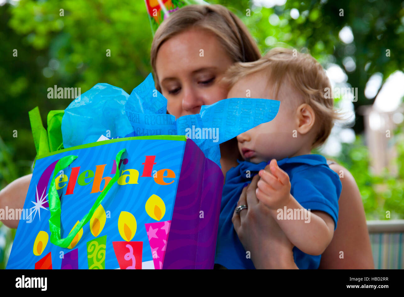 Kaukasische junge feiert seinen 1. Geburtstag mit seiner Mutter draußen im Sommer Stockfoto