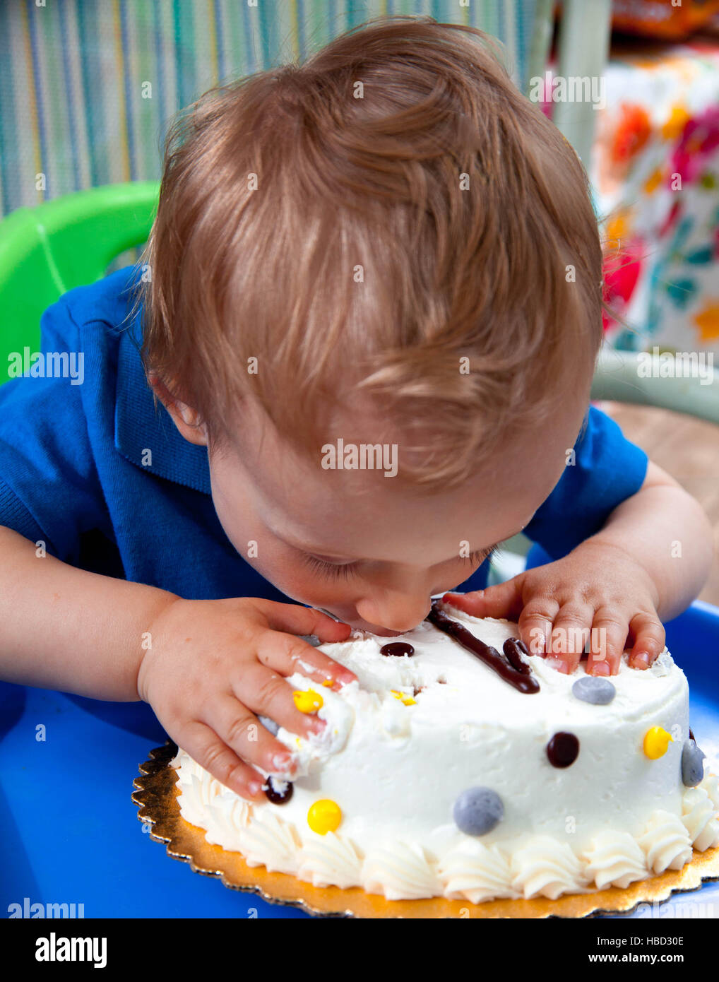 Kaukasische junge feiert seinen 1. Geburtstag mit Kuchen draußen im Sommer Stockfoto