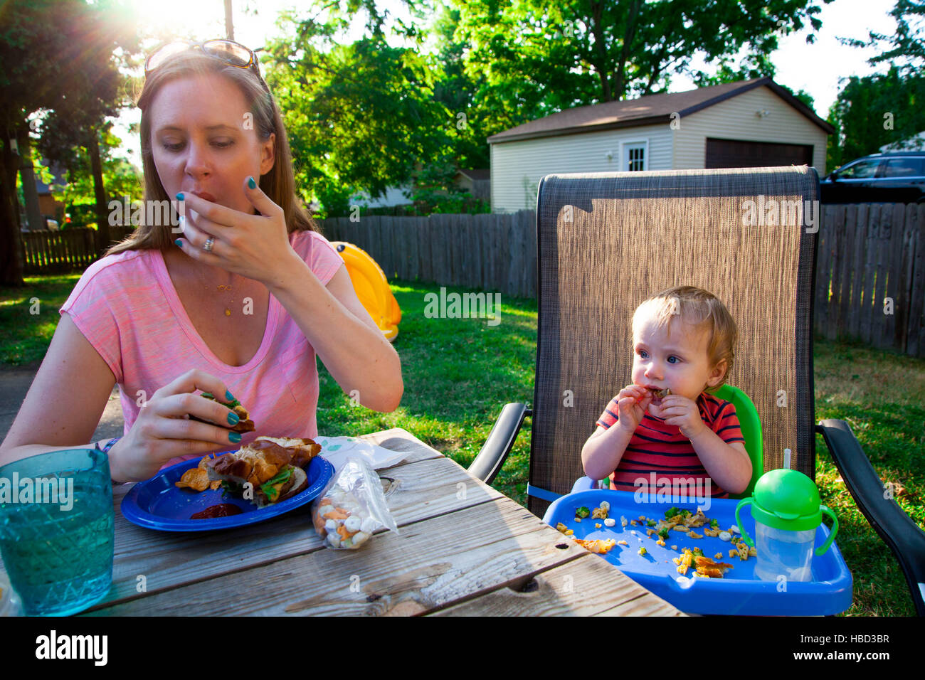 Caucasian Mother and Son spielen in ihrem Hinterhof und ein Picknick Stockfoto