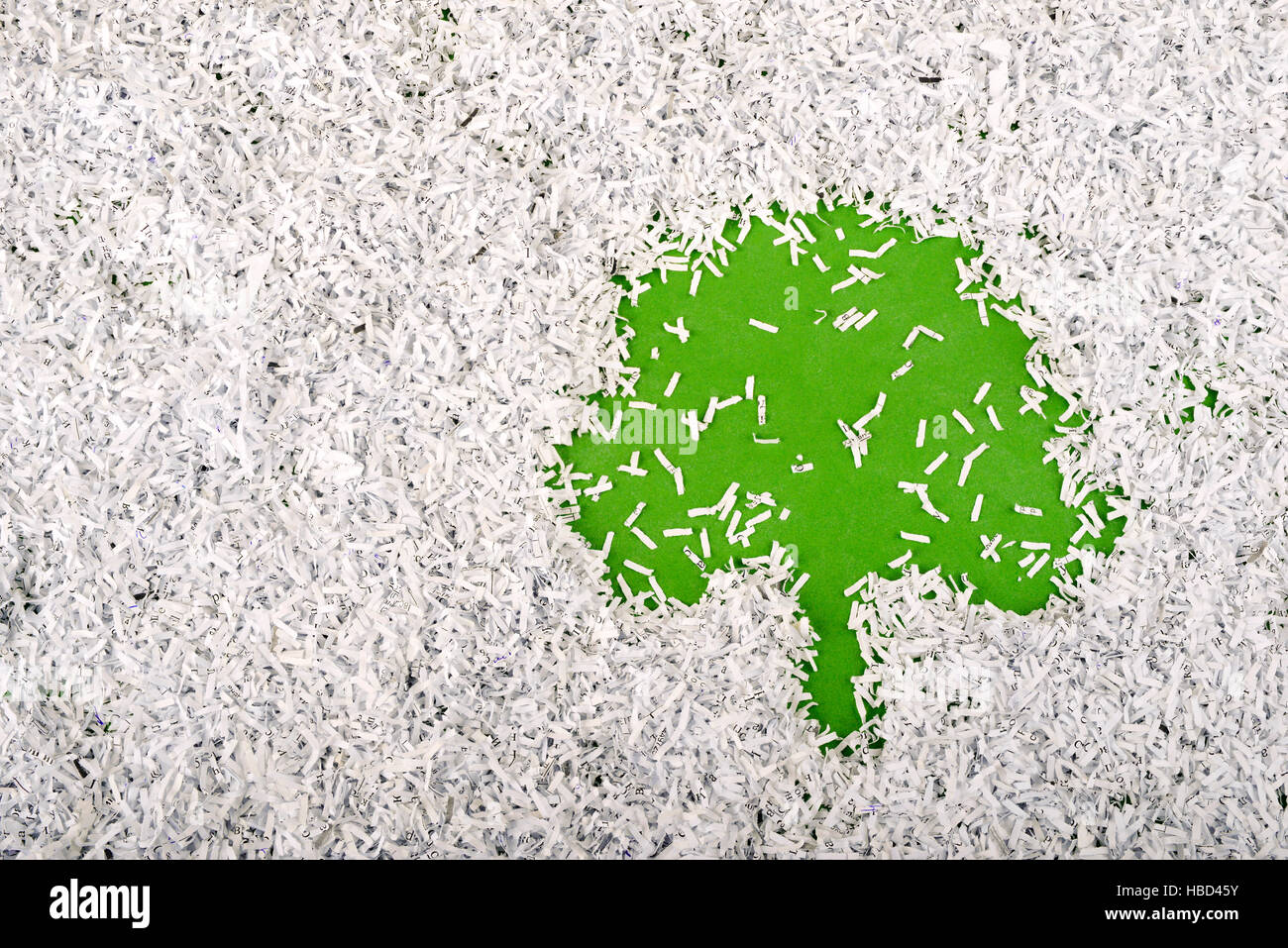 einfache grüne Baum-Symbol innerhalb grosser Haufen Papierschnitzel gemacht Stockfoto